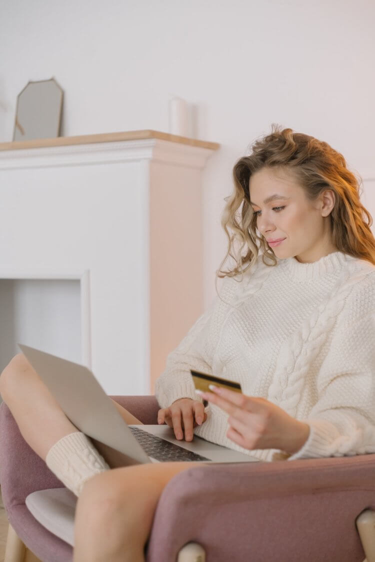 Image of person using a legal billing app to pay law firm